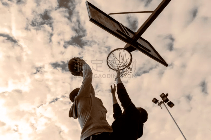 为什么球员在打击时穿戴护肘能有效防止近身速球造成的毁灭性骨折